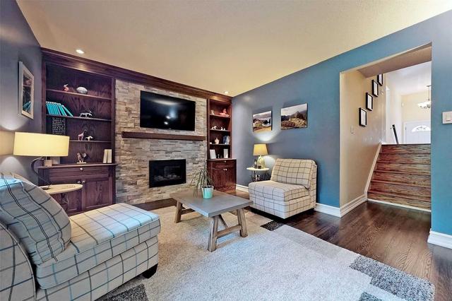 10 Linton Crt, House detached with 4 bedrooms, 3 bathrooms and 8 parking in Markham ON | Image 2