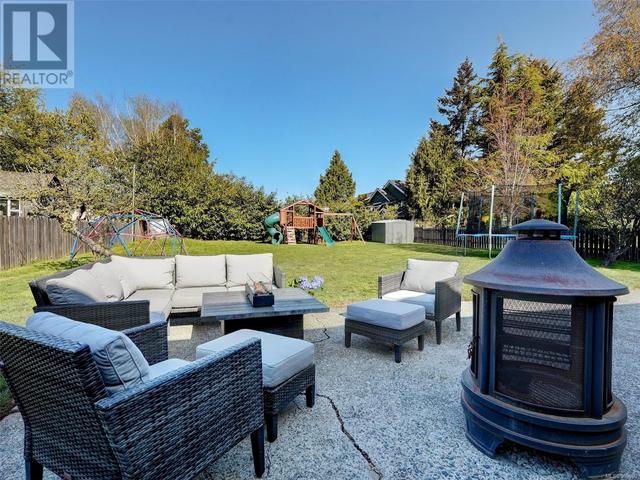 3240 Eldon Pl, House detached with 5 bedrooms, 2 bathrooms and 2 parking in Saanich BC | Image 31