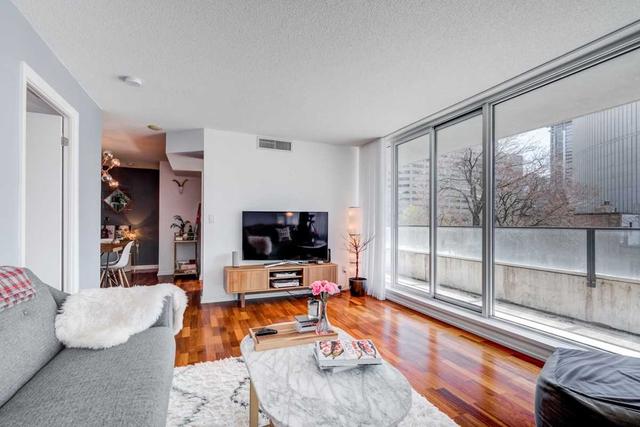 511 - 111 Elizabeth St, Condo with 2 bedrooms, 2 bathrooms and 1 parking in Toronto ON | Image 2