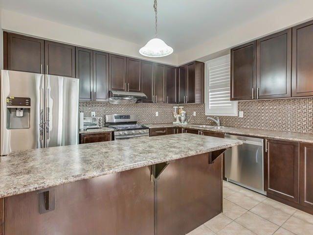 09 Lesabre Cres, House detached with 4 bedrooms, 4 bathrooms and 1 parking in Brampton ON | Image 9