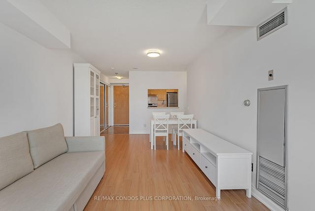 1202 - 238 Doris Ave, Condo with 2 bedrooms, 2 bathrooms and 1 parking in Toronto ON | Image 3