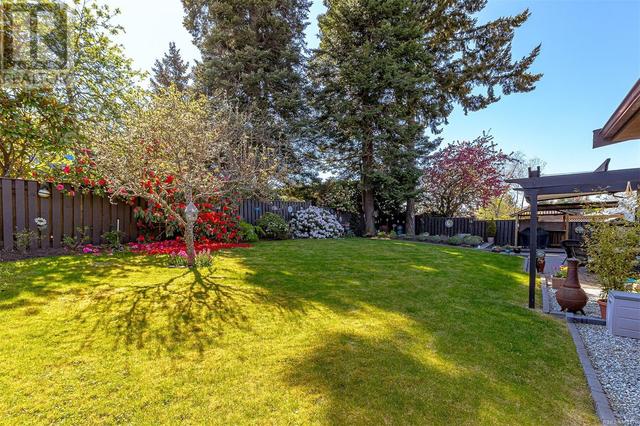 559 Kenneth St, House detached with 4 bedrooms, 3 bathrooms and 4 parking in Saanich BC | Image 48