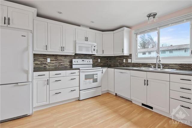 82 - 1045 Morrison Drive, Townhouse with 3 bedrooms, 1 bathrooms and 1 parking in Ottawa ON | Image 2