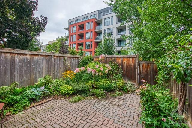 43 Strathcona Avenue, Townhouse with 3 bedrooms, 2 bathrooms and 1 parking in Ottawa ON | Image 23