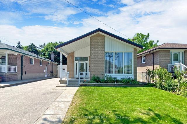 42 Rowallan Dr, House detached with 3 bedrooms, 3 bathrooms and 6 parking in Toronto ON | Image 1