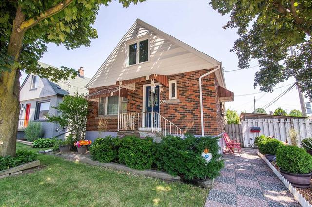 595 Queensdale Ave E, House detached with 2 bedrooms, 2 bathrooms and 4 parking in Hamilton ON | Image 1