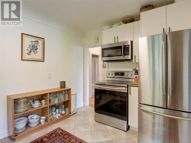2811 Austin Ave, House detached with 3 bedrooms, 2 bathrooms and 3 parking in Saanich BC | Image 5