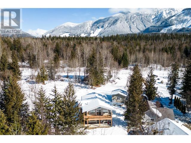441 Galena Shores Road, House detached with 5 bedrooms, 3 bathrooms and 2 parking in Columbia Shuswap B BC | Image 23