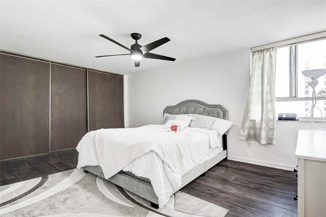 2201 - 1 Massey Sq, Condo with 2 bedrooms, 1 bathrooms and 0 parking in Toronto ON | Image 2