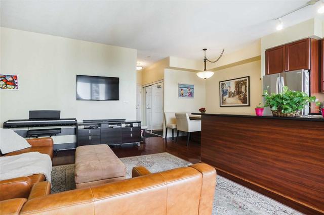 lph 17 - 245 Davisville Ave, Condo with 2 bedrooms, 1 bathrooms and 1 parking in Toronto ON | Image 3