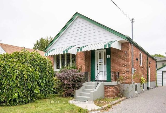 19 Stellarton Rd, House detached with 2 bedrooms, 2 bathrooms and 3 parking in Toronto ON | Image 1