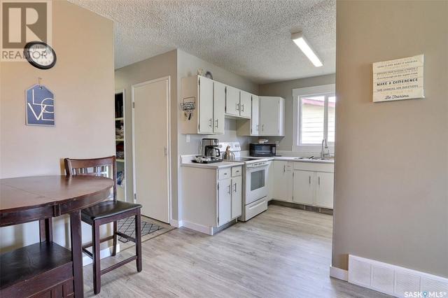 861 7th Street E, House semidetached with 4 bedrooms, 2 bathrooms and null parking in Prince Albert SK | Image 5