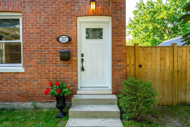 217 Mary St E, House detached with 2 bedrooms, 2 bathrooms and 2 parking in Whitby ON | Card Image