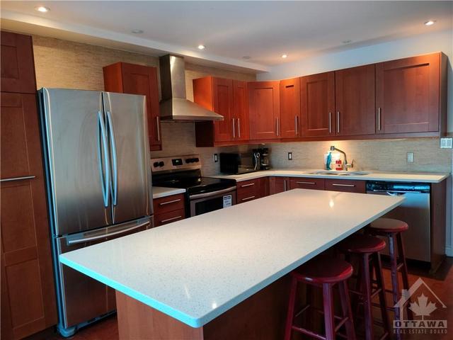 a - 25 Robinson Avenue, Townhouse with 3 bedrooms, 3 bathrooms and 2 parking in Ottawa ON | Image 3