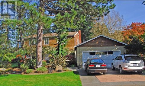 Spacious front yard with detached 2 car garage. | Card Image