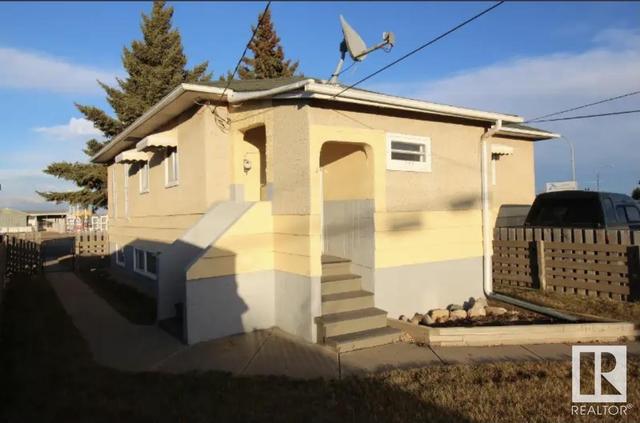 4761 50 Av, House detached with 5 bedrooms, 2 bathrooms and null parking in Vegreville AB | Image 2