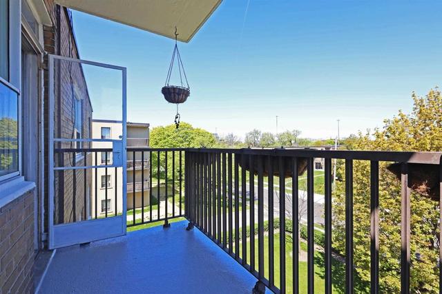 306 - 59 Neptune Dr, Condo with 3 bedrooms, 1 bathrooms and 1 parking in Toronto ON | Image 2