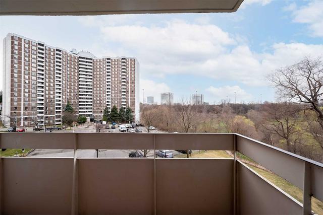 517 - 20 Edgecliff Gfwy, Condo with 3 bedrooms, 2 bathrooms and 1 parking in Toronto ON | Image 6