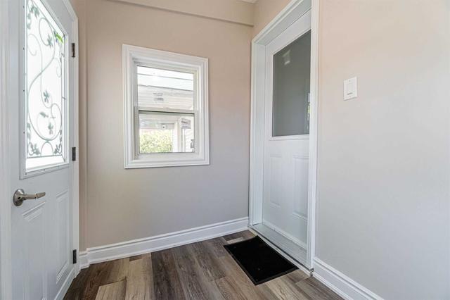 304 Westlake Ave, House detached with 2 bedrooms, 1 bathrooms and 2 parking in Toronto ON | Image 3