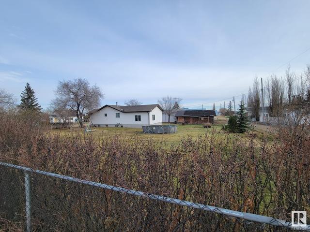 88 Main St, House detached with 6 bedrooms, 2 bathrooms and null parking in Edberg AB | Image 1