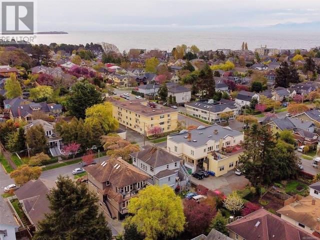 3 - 220 Moss St, Condo with 2 bedrooms, 1 bathrooms and 1 parking in Victoria BC | Image 2