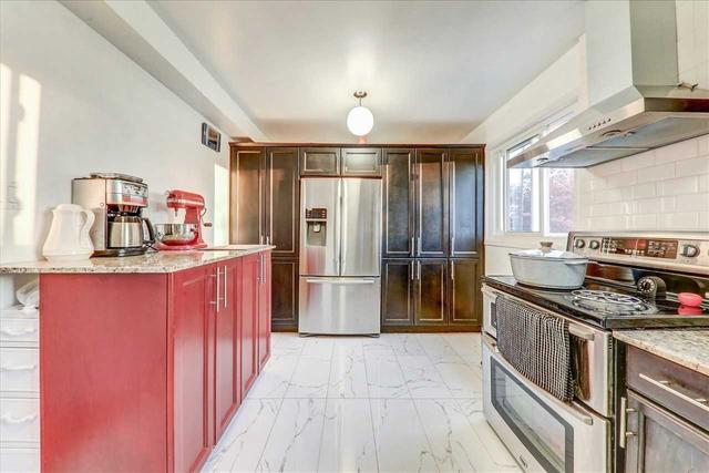 140 Magnolia Ave, House semidetached with 3 bedrooms, 3 bathrooms and 3 parking in Toronto ON | Image 5