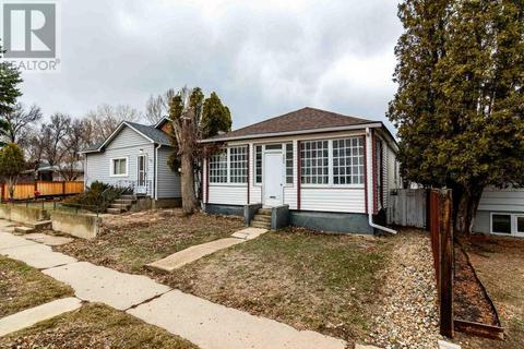 492 12 Street Se, House detached with 2 bedrooms, 1 bathrooms and 2 parking in Medicine Hat AB | Card Image