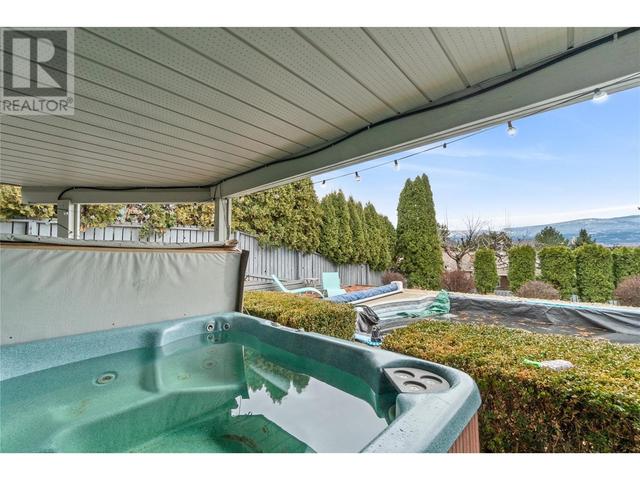 988 Monashee Place, House detached with 6 bedrooms, 3 bathrooms and 4 parking in Kelowna BC | Image 39