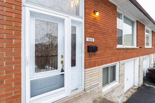 7054 Darcel Ave, House semidetached with 3 bedrooms, 2 bathrooms and 4 parking in Mississauga ON | Image 23