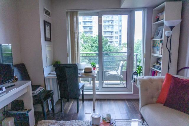 404 - 19 Barberry Pl, Condo with 1 bedrooms, 1 bathrooms and 1 parking in Toronto ON | Image 4