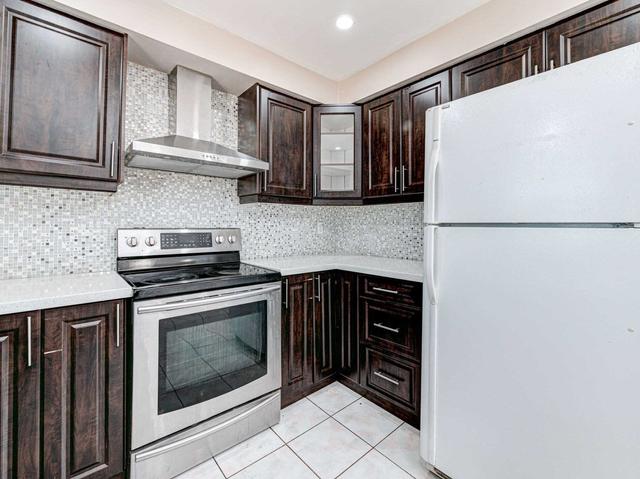 56 Woolridge Crt, House detached with 3 bedrooms, 4 bathrooms and 6 parking in Brampton ON | Image 2