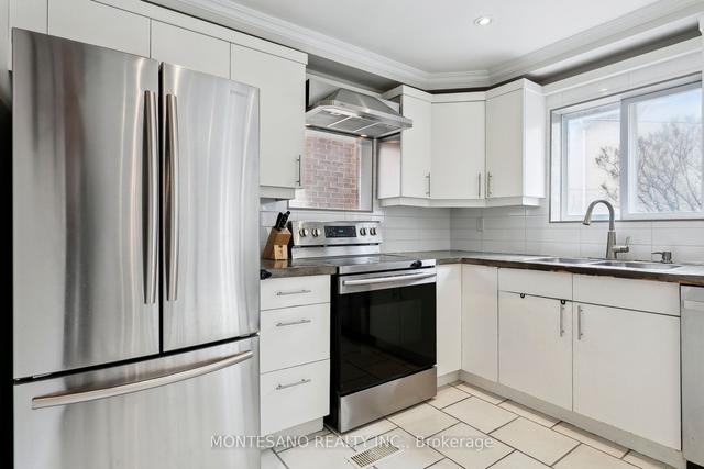 33 Lockheed Blvd, House detached with 3 bedrooms, 3 bathrooms and 4 parking in Toronto ON | Image 2