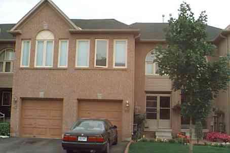 65 Goldenlight Circ, Townhouse with 3 bedrooms, 3 bathrooms and 2 parking in Brampton ON | Image 1