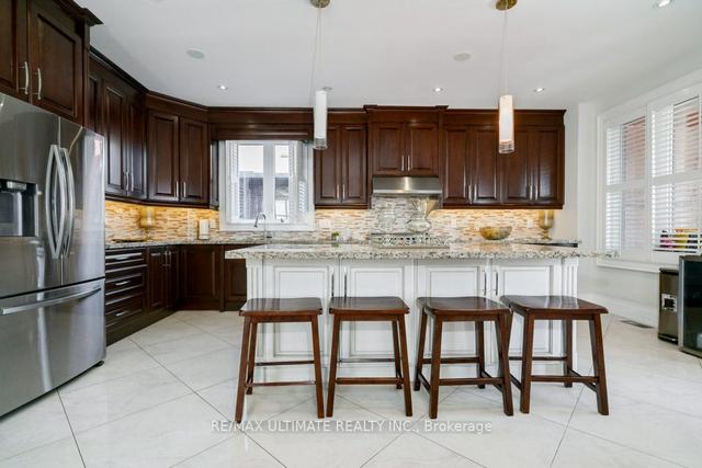 11 Blue Springs Rd, House detached with 4 bedrooms, 4 bathrooms and 4 parking in Toronto ON | Image 4