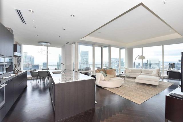 5001 - 180 University Ave, Condo with 2 bedrooms, 3 bathrooms and 2 parking in Toronto ON | Image 2