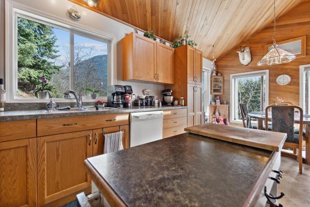1176 Marshall Road, House detached with 4 bedrooms, 3 bathrooms and 5 parking in Central Kootenay J BC | Image 27