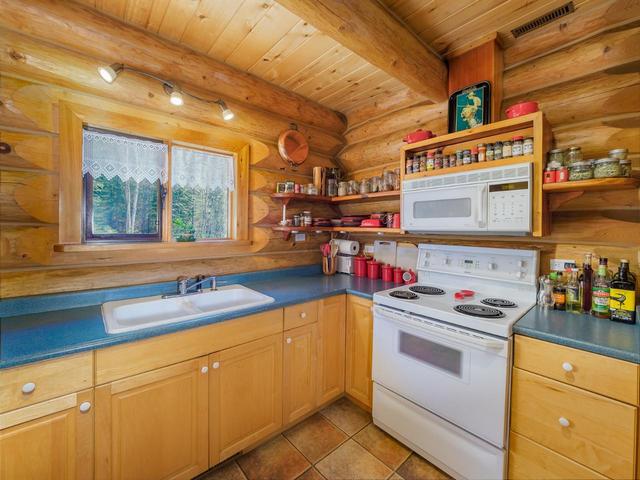 2604 Big Bend Highway, House detached with 3 bedrooms, 3 bathrooms and null parking in Columbia Shuswap A BC | Image 8