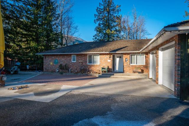 2166 Bealby Point Road, House detached with 11 bedrooms, 8 bathrooms and 8 parking in Central Kootenay E BC | Image 12