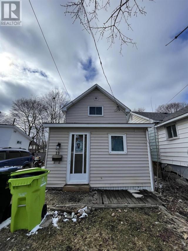 19 Grosvenor Ave, House detached with 2 bedrooms, 1 bathrooms and null parking in Sault Ste. Marie ON | Image 1