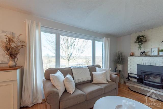 5734 Russell Road, House detached with 3 bedrooms, 2 bathrooms and 10 parking in Ottawa ON | Image 5