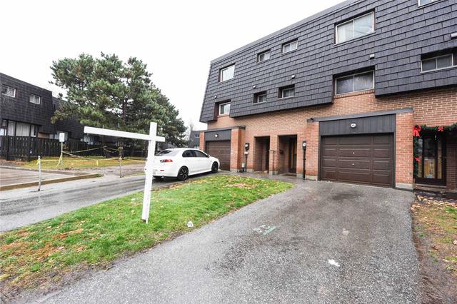 83 Darras Crt, Townhouse with 3 bedrooms, 2 bathrooms and 1 parking in Brampton ON | Image 12