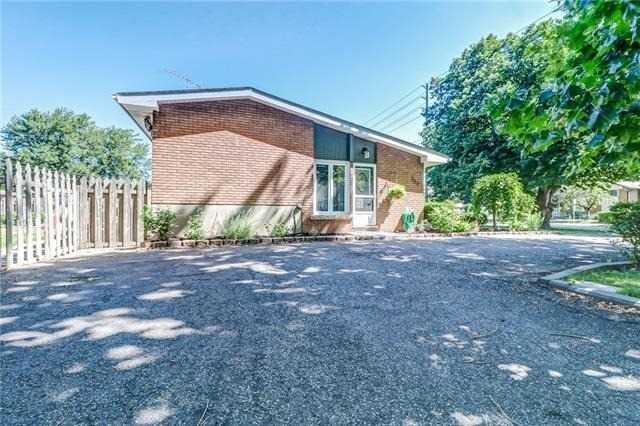 389 Bunting Rd, House detached with 3 bedrooms, 2 bathrooms and 4 parking in St. Catharines ON | Image 2