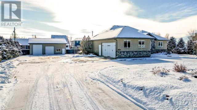 360 E 1 Avenue S, House detached with 5 bedrooms, 3 bathrooms and 8 parking in Magrath AB | Image 2