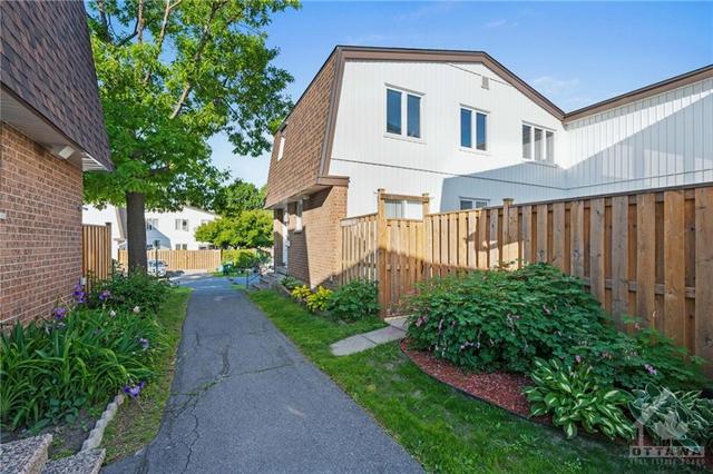 65 - 837 Eastvale Drive, Townhouse with 3 bedrooms, 1 bathrooms and 1 parking in Ottawa ON | Image 2