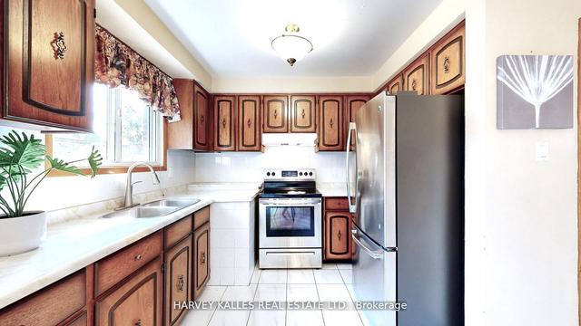45 Sandale Gdns, House detached with 3 bedrooms, 2 bathrooms and 5 parking in Toronto ON | Image 8