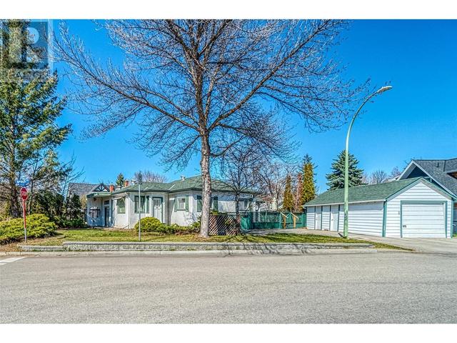 1967 Abbott Street, House detached with 2 bedrooms, 1 bathrooms and 1 parking in Kelowna BC | Image 4