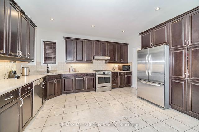 570 Kingsfield Loop, House detached with 4 bedrooms, 5 bathrooms and 6 parking in Oshawa ON | Image 6