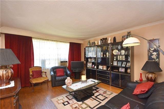 886 Ninth St, House detached with 3 bedrooms, 2 bathrooms and 6 parking in Mississauga ON | Image 2