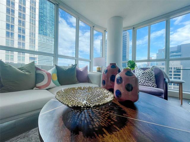 2810 - 736 Bay St, Condo with 1 bedrooms, 1 bathrooms and 1 parking in Toronto ON | Image 3