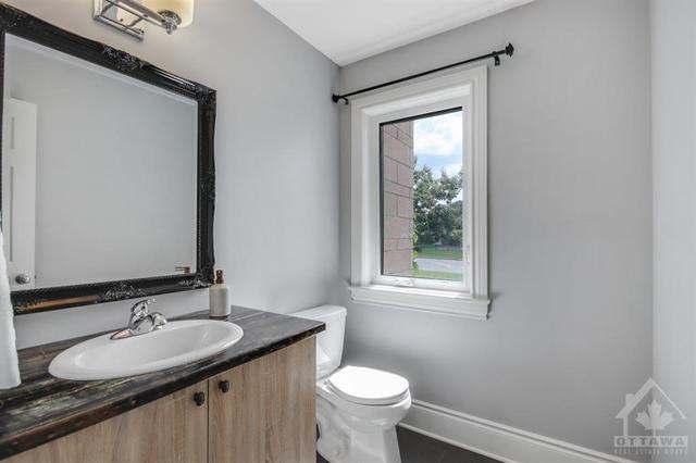 622 Chaperal Private, Townhouse with 2 bedrooms, 3 bathrooms and 2 parking in Ottawa ON | Image 5